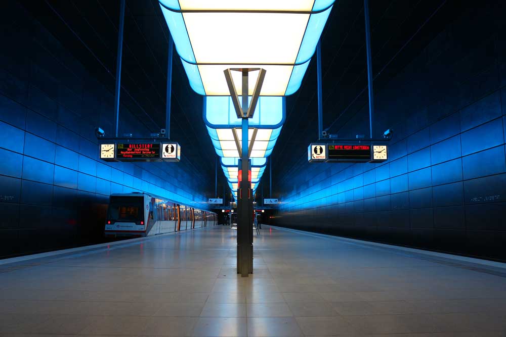 Beleuchtete U-Bahn-Station in Hamburg