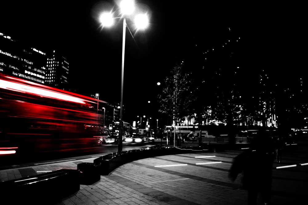 Schwarzweißaufnahme mit roten Lichtspuren